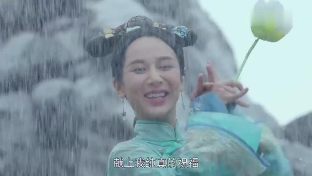 「龙珠传奇」：杨紫雨中拿莲花跳舞，不小心跌入水中