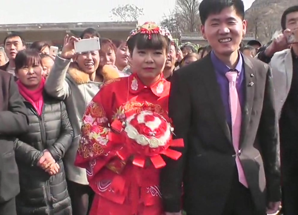 陕西农村搞笑婚礼，儿子结婚，公公背媳妇
