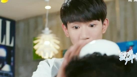 《 我们的少年时代 》妈妈：松宝宝，给客人到点醋，班小松把醋瓶当做棒球倒在了客人的头上