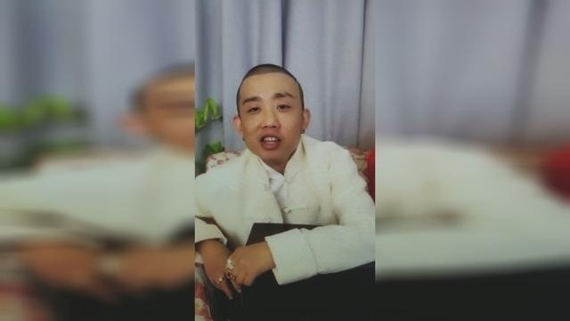 GAI爷夺冠《中国有嘻哈》后，戴起了大金链和大金表，直播抽奖