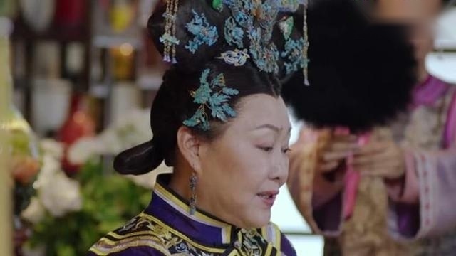 《龙珠传奇》孝庄急于想抱重孙子，所以让玄烨选秀，可他迟迟不肯