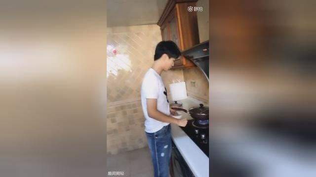 王俊凯直播，关于“偶像剧”，小凯：没定，我们的少年时代就是偶像剧！