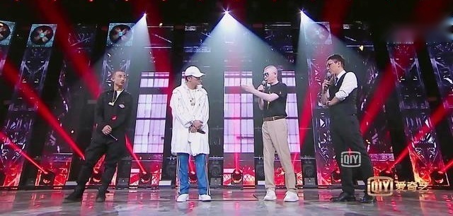 中国有嘻哈总决赛 Gai 和 PG One 以冯小刚为题即兴 Freestyle