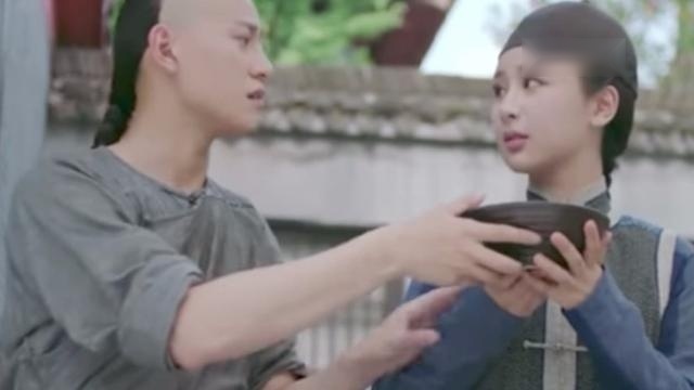 龙珠传奇：康熙易欢落魄街头与灾民抢粥 二人轮流饮一碗清粥