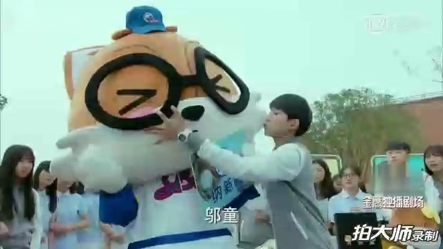 《我们的少年时代》王俊凯的头套被拿下的一瞬间好可爱啊
