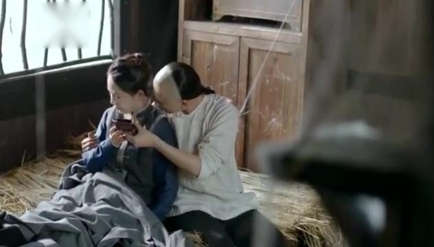 《龙珠传奇》杨紫受伤和秦俊杰落难茅草屋，秦俊杰照顾杨紫