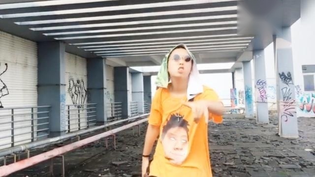 实力模仿中国有嘻哈gai爷：“天干物燥，小心火烛，人生漫长……”