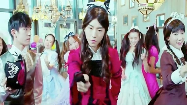《我们的少年时代》TFBOYS飙球技 王俊凯王源男扮女装