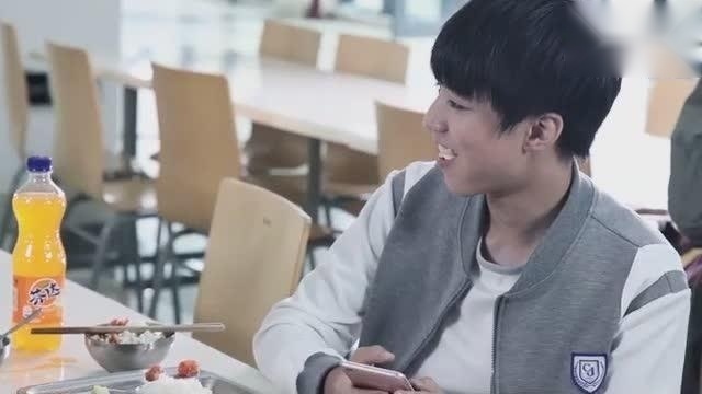 《我们的少年时代》王俊凯吃面花絮，吃完自己都笑了