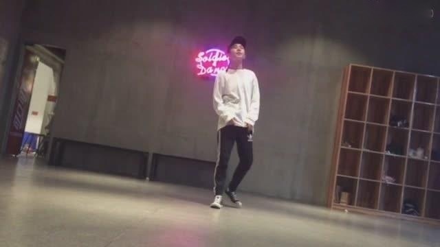 《我们的少年时代》陆通扮演者李俊濠帅气街舞，现实生活比剧里帅气多了