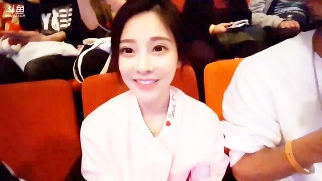 冯提莫参加活动，听《中国有嘻哈》冠军GAI爷现场玩嘻哈！