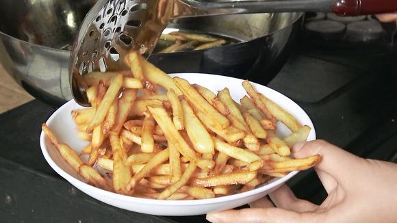 农村媳妇用土豆做的零食，学会了你还会花钱去买吗？