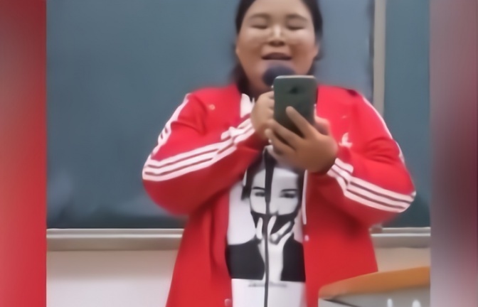 别人的嗓子被天使吻过，而我的被阎王掐过！