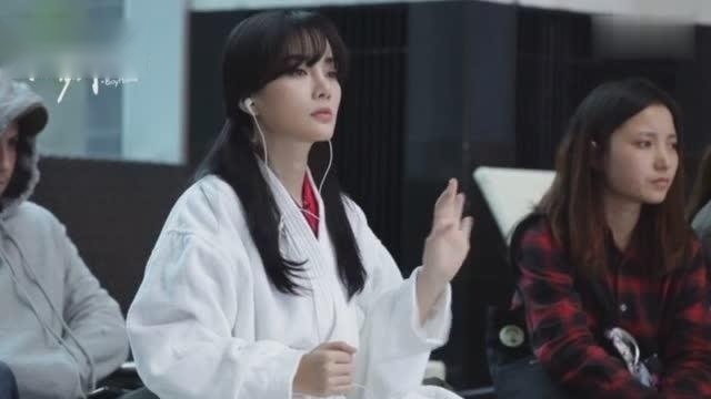 《我们的少年时代》片场活捉一个认真练舞且害羞可爱萌的安谧