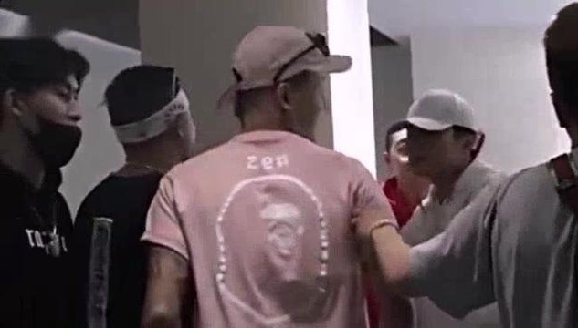 红花会齐聚《中国有嘻哈》后台，祝福PG One夺得冠军！
