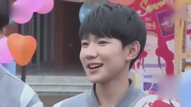 《我们的少年时代》王源被赞暖男，谈及女装扮相称黑历史不要再提