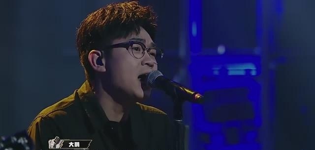 大鹏带领缝纫机乐队来到《中国有嘻哈》的舞台，演唱电影插曲宣传