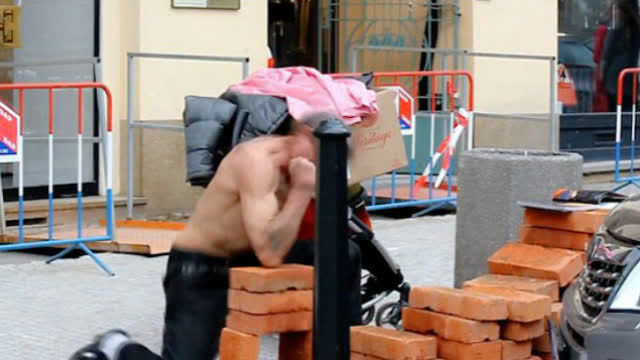 尴尬！捷克男子当街摆姿势表演劈砖反被砖头弄伤
