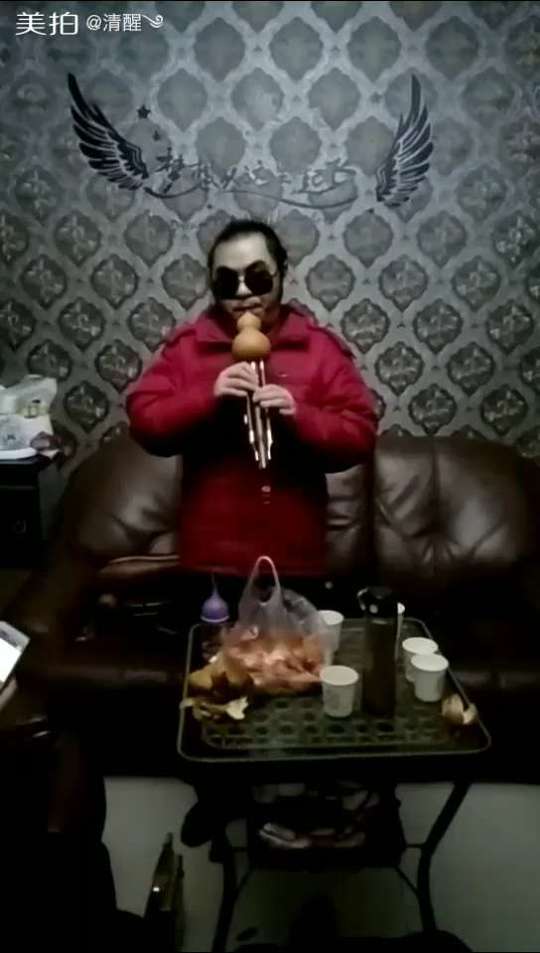 重庆巴乌协会会长（何令）尽兴一曲！