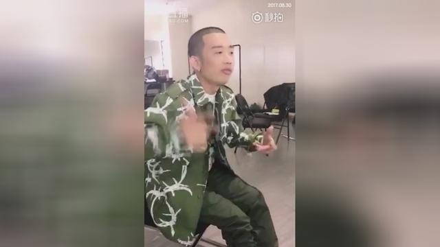 中国有嘻哈，直播中GAI爷即兴来了首《虎山行》，听起来别有韵味