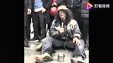 流浪歌手坐在地上唱歌,一开口秒杀中国好声音,路人听后纷纷给钱