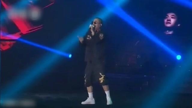 中国有嘻哈冠军选手GAI开场演唱《天干物燥》，TT演唱《大一岁》