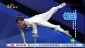 漂亮姑娘表演杂技单手顶,高难度动作美艳全场,评委练练称赞
