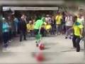 欧洲杯-16年-瑞典球迷与爱尔兰球迷街上斗舞-新闻