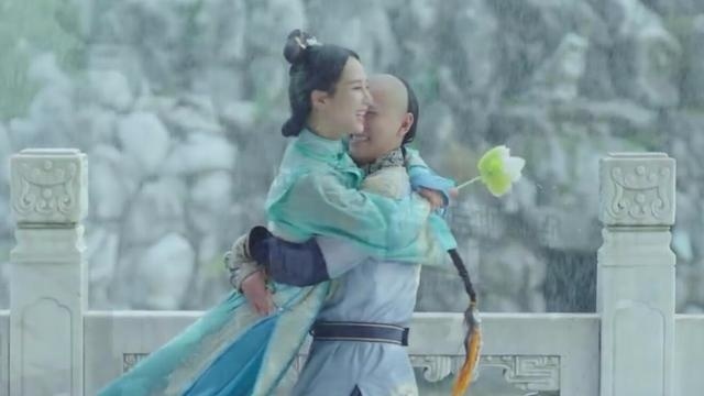 龙珠传奇：秦俊杰和杨紫相拥雨中深情kiss！茅子俊心生杀机！