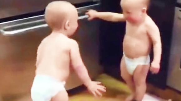 两个婴语8级的婴儿在吵架，场面一度很尴尬！这字幕也是没谁了