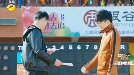 我们的少年时代：王源变身唠叨狂哄着队友和王俊凯队打比赛，教练薛之谦又开始搞笑！