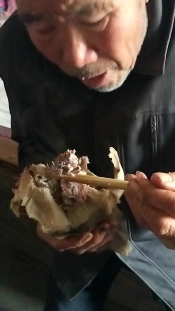 美食 爷爷84岁了，猪头羊头还能吃，都是他的。吃好喝好长命百岁。