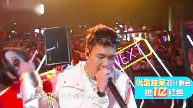 他如果去参加中国有嘻哈一定能拿冠军，现场狂欢嘻哈，太酷酷了！