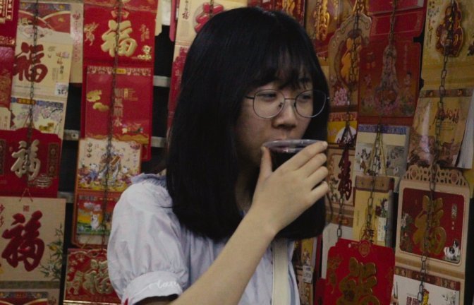 成都姑娘喝广东凉茶!这个画面太美了,作为广东人表示很怀念!