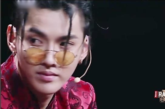 中国有嘻哈冠军夜华少公布热狗张震岳投票比例时，吴亦凡表情亮了