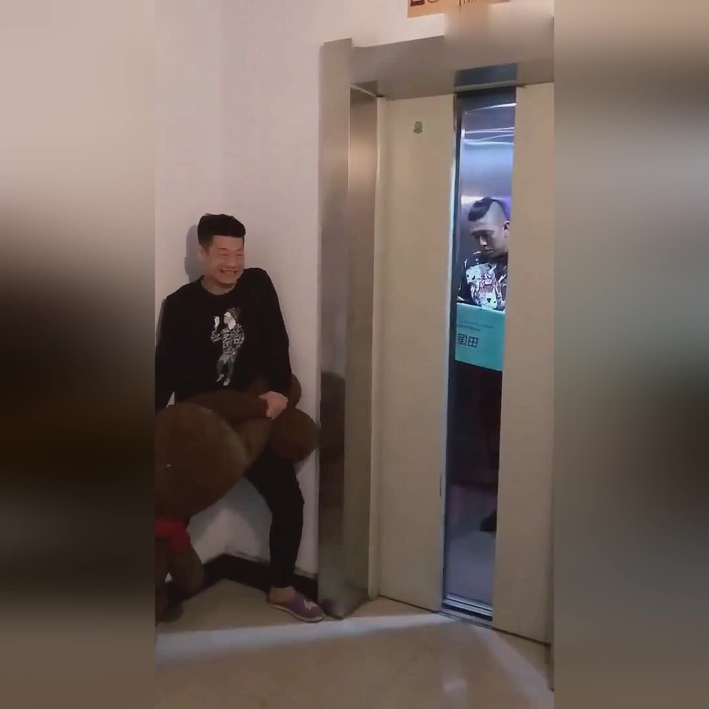 为了整蛊朋友，老哥也是煞费苦心！
