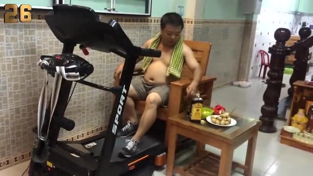 男子研究出了跑步机的新用法，一边悠闲的锻炼着一边吃着，真是好