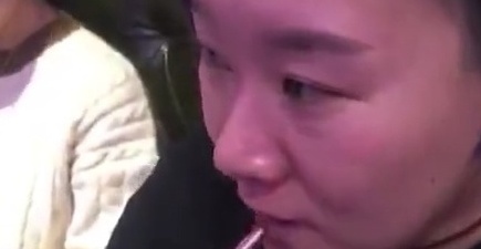 姑娘一吹哨子老公就跑来了，这或许就是爱情最美好的样子吧！