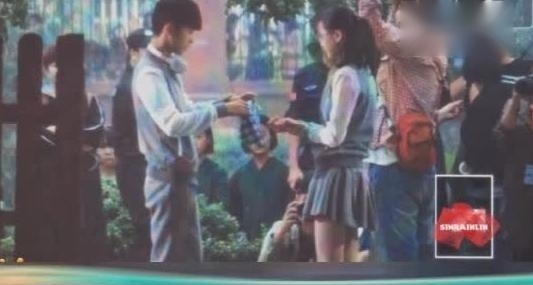 《我们的少年时代》最新路透照曝光 易烊千玺牵手女同学打翻醋海