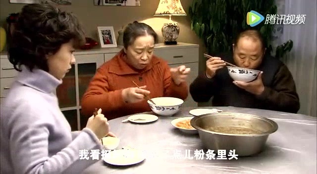 农村婆婆和上海媳妇在饭桌上哪里是吃饭，简直在打嘴仗