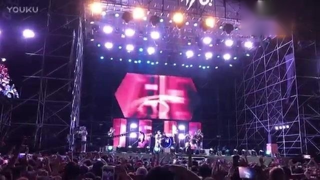中国有嘻哈艾福杰尼黄旭 酒精 Round 沙滩音乐节粉丝就那么疯狂吗