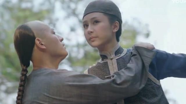龙珠传奇，易欢和皇上遇埋伏，为躲避暗器两人亲上了，好甜