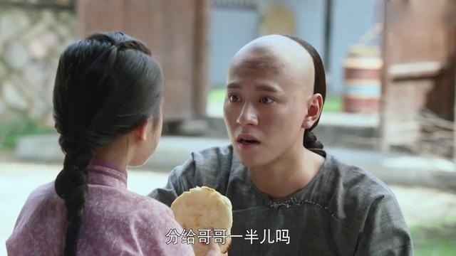 龙珠传奇：龙小弟骗小孩烧饼，只为给易欢吃，很是落魄