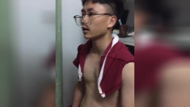 小伙在宿舍的即兴表演，为啥不去中国有嘻哈，缺的就是你这种人才