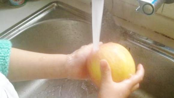 清水洗苹果越洗越脏？果农教我2招，洗的苹果干净无农残，很简单