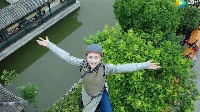 龙珠传奇：杨紫为了免费的午餐，表演精湛的轻功绝技