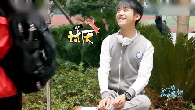《我们的少年时代》易烊千玺花絮：片场活捉一只小可爱，萌萌哒无人敌，打起棒球超炫酷