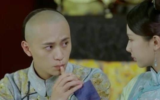 龙珠传奇：易欢喂皇上吃东西，皇上把易欢手塞嘴里，一把抱住易欢