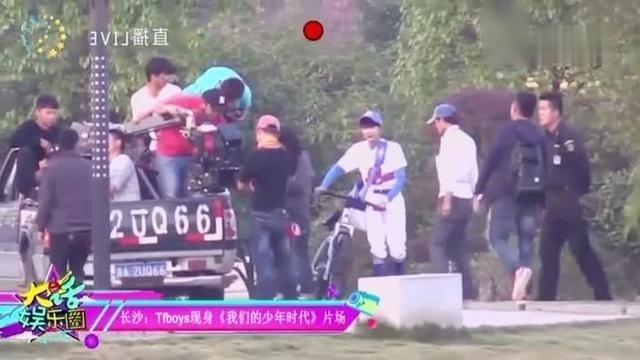 王源《我们的少年时代》片场炫车技