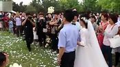 01:45草坪婚礼上新郎官真情演唱 情非得已马奈草地婚礼主持人强子
